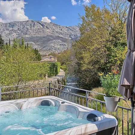 Holiday Home Zrnovnica Dom wakacyjny Žrnovnica