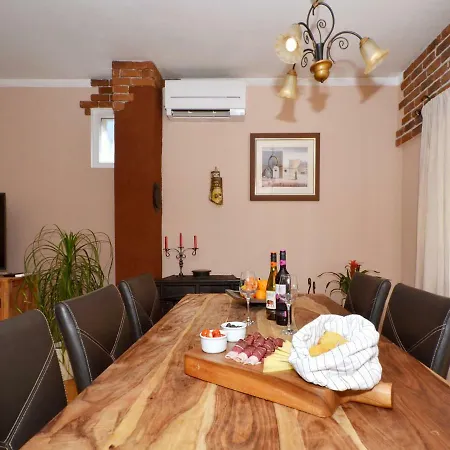 Holiday Home Zrnovnica Tatil Evi Žrnovnica